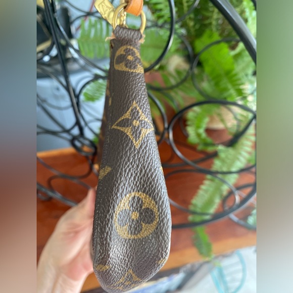 Authentic Louis Vuitton Monogram Pochette - Picture 6 of 9